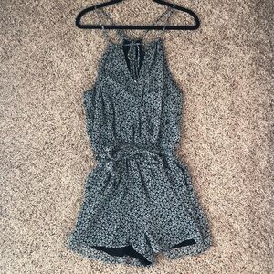 NWT Abercrombie and Fitch black and white floral romper size M
